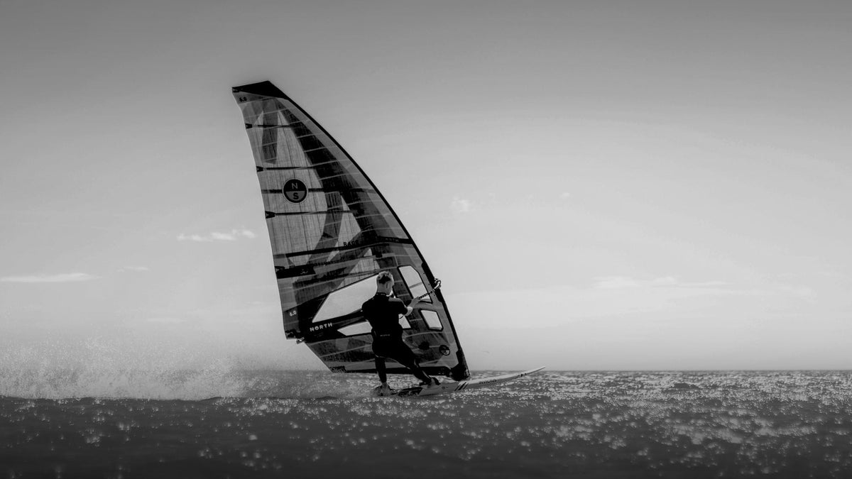 North Slalom Race zeil op snelheid op open zee, in zwart-wit