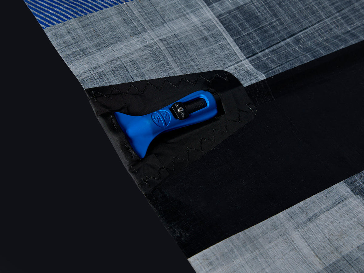 Close-up van de blauwe Rock-it-lattenspanner op een North-zeil