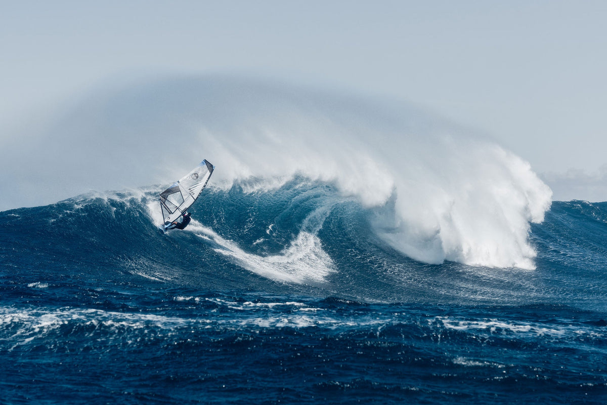 Windsurfer met het North Wave Clear-zeil op de flank van een grote golf