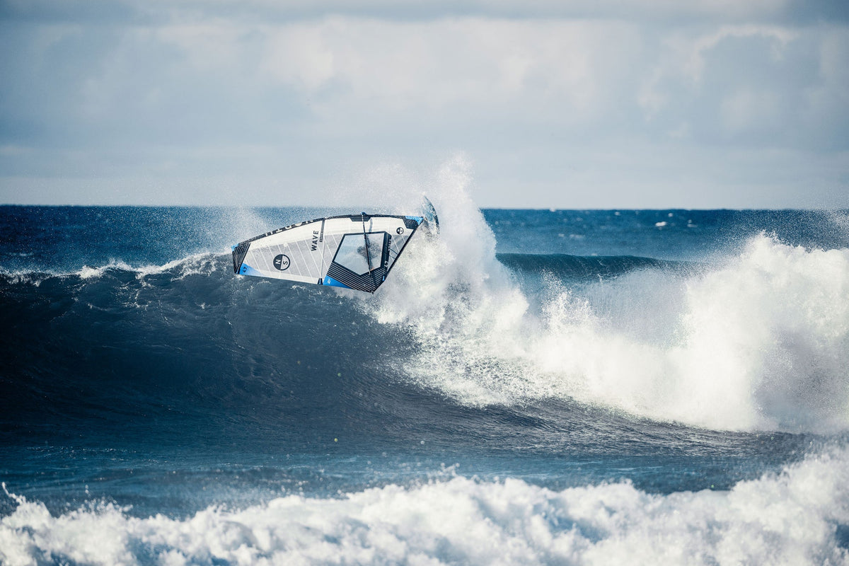 North Wave Clear-zeil op de lip van een brekende golf
