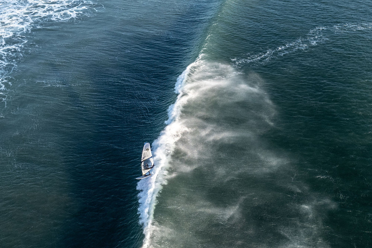 North Wave GEN3-zeil op de voorkant van een golf, van bovenaf gezien