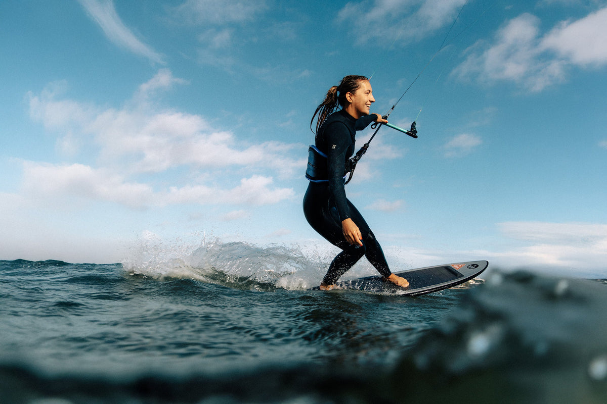Kitesurfster in de Mystic Jayde Fullsuit op het water