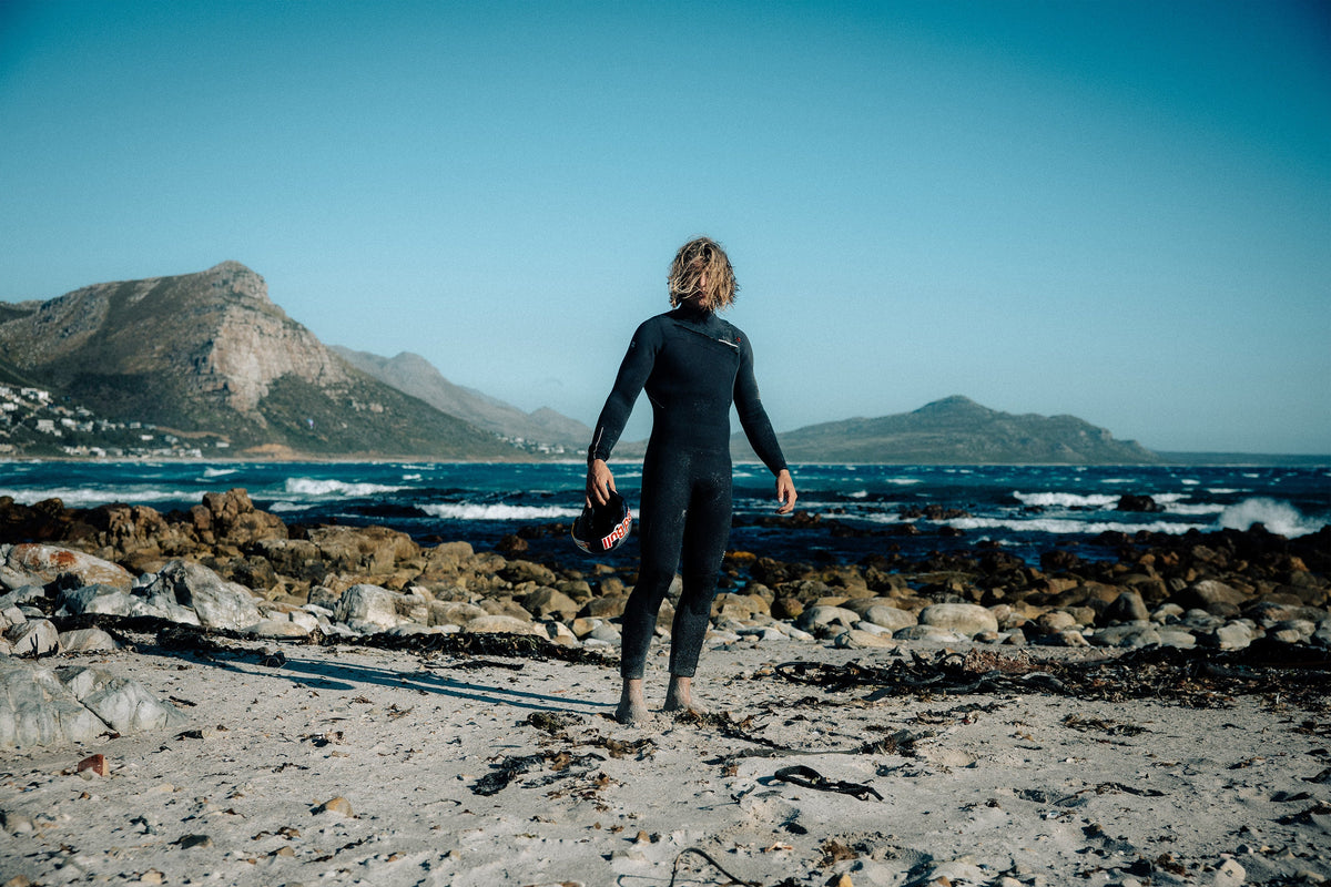 Rider in de Mystic Majestic Fullsuit op een rotsig strand
