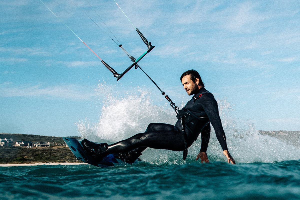 Kitesurfer in de Mystic Majestic Fullsuit op het water