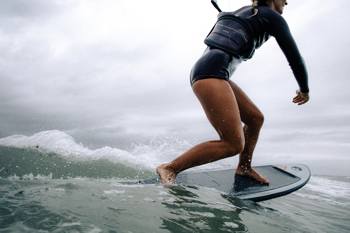 Kitesurfster in de Mystic Lunar Longarm Shorty 2/2mm Fzip Women op het water
