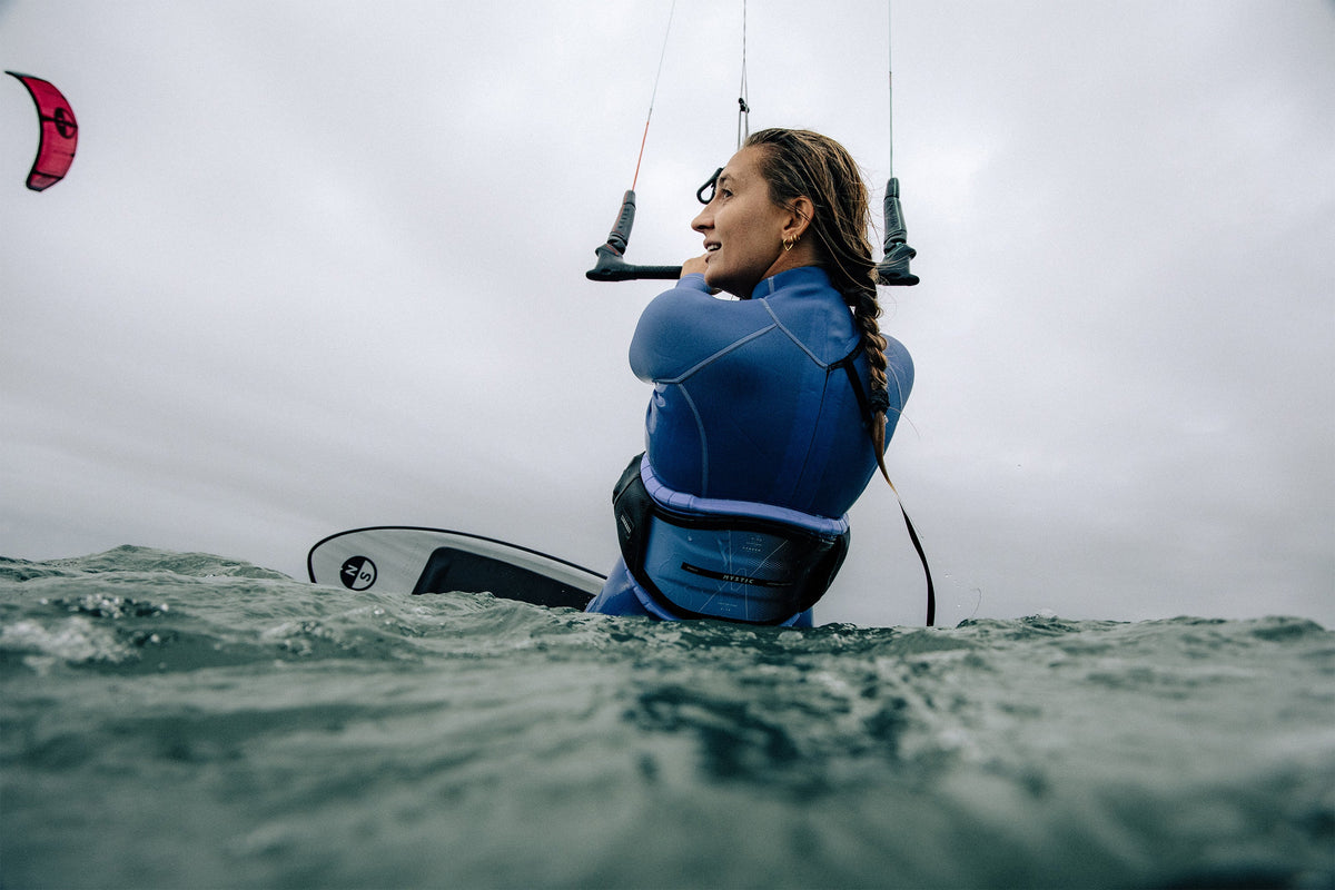 Kitesurfster in de Mystic Lunar Longarm Shorty op het water