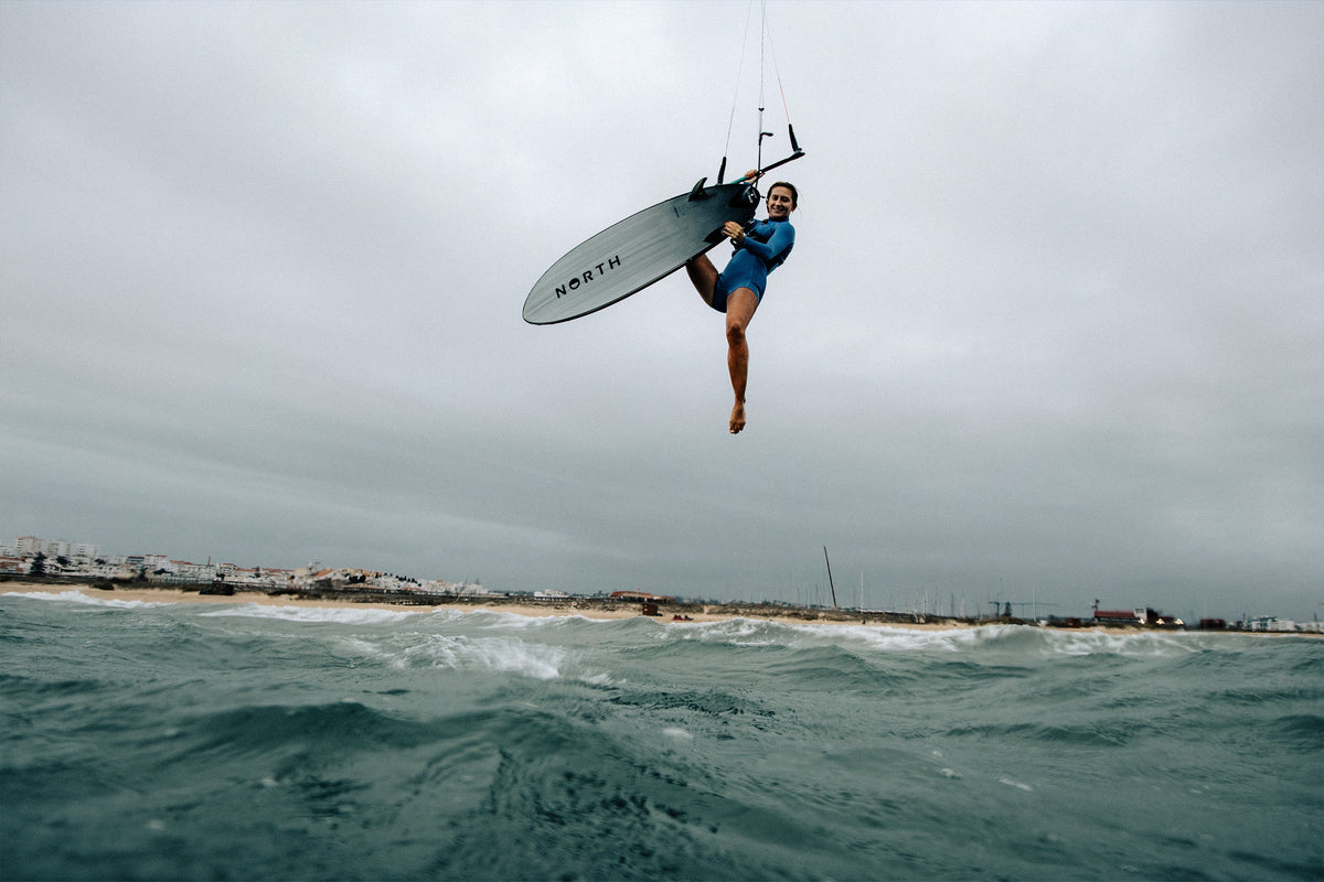 Kitesurfster springt in de Mystic Lunar Longarm Shorty