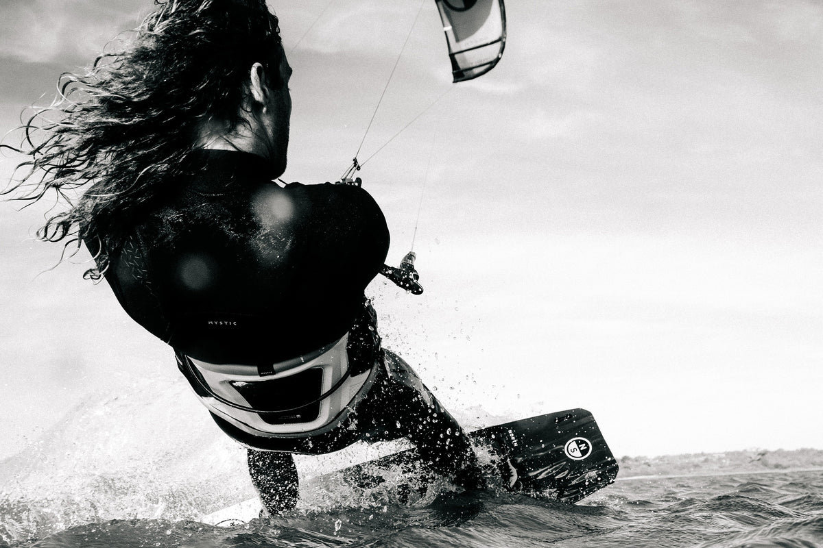 Kitesurfer vaart met de Mystic Warrior Waist Harness