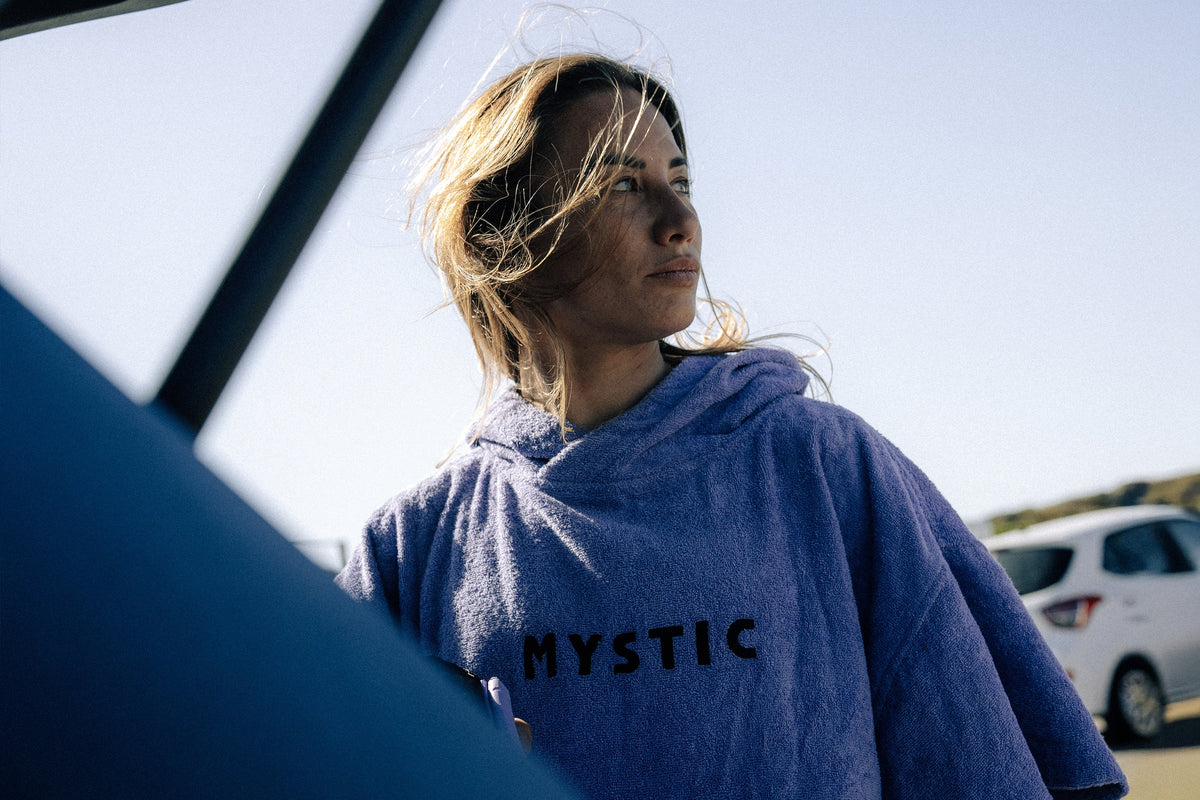 Mystic Poncho Brand met capuchon in de wind