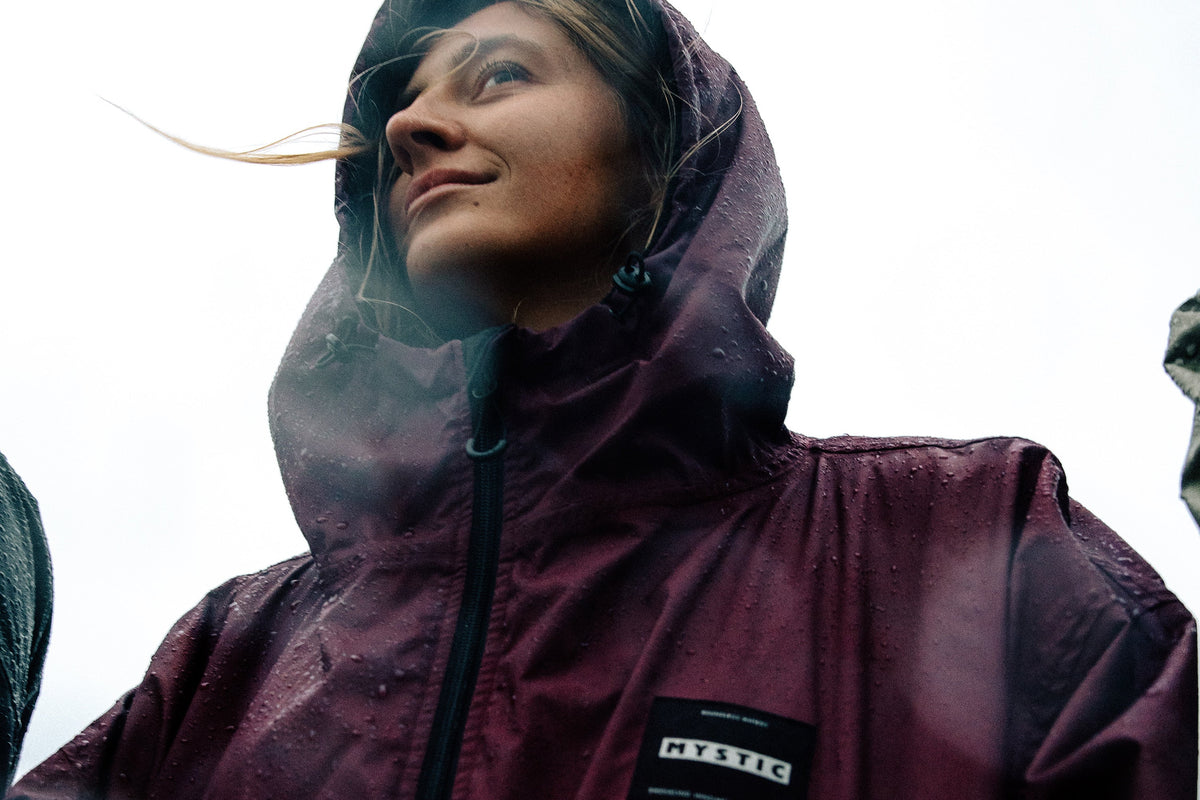 Mystic Poncho Explore LW in Oxblood Red met capuchon op in de regen
