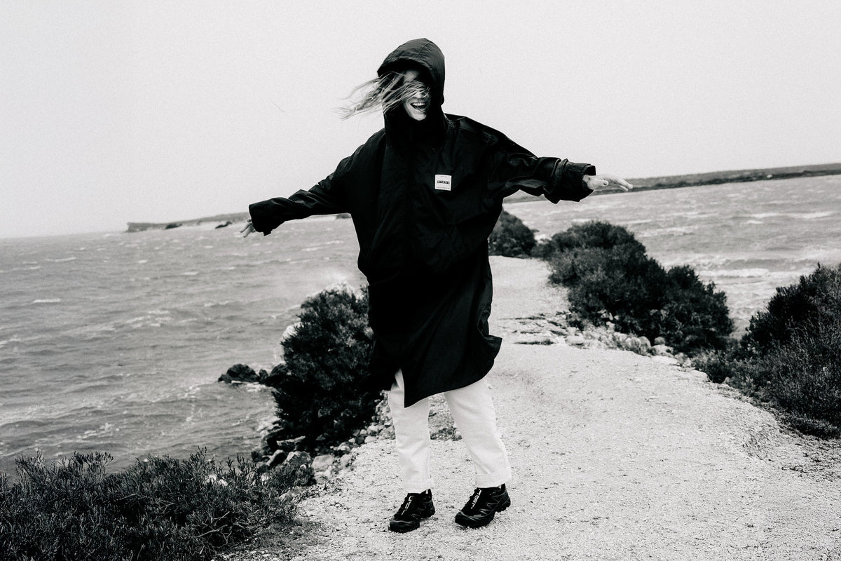 Mystic Poncho Explore LW in de wind aan de kust