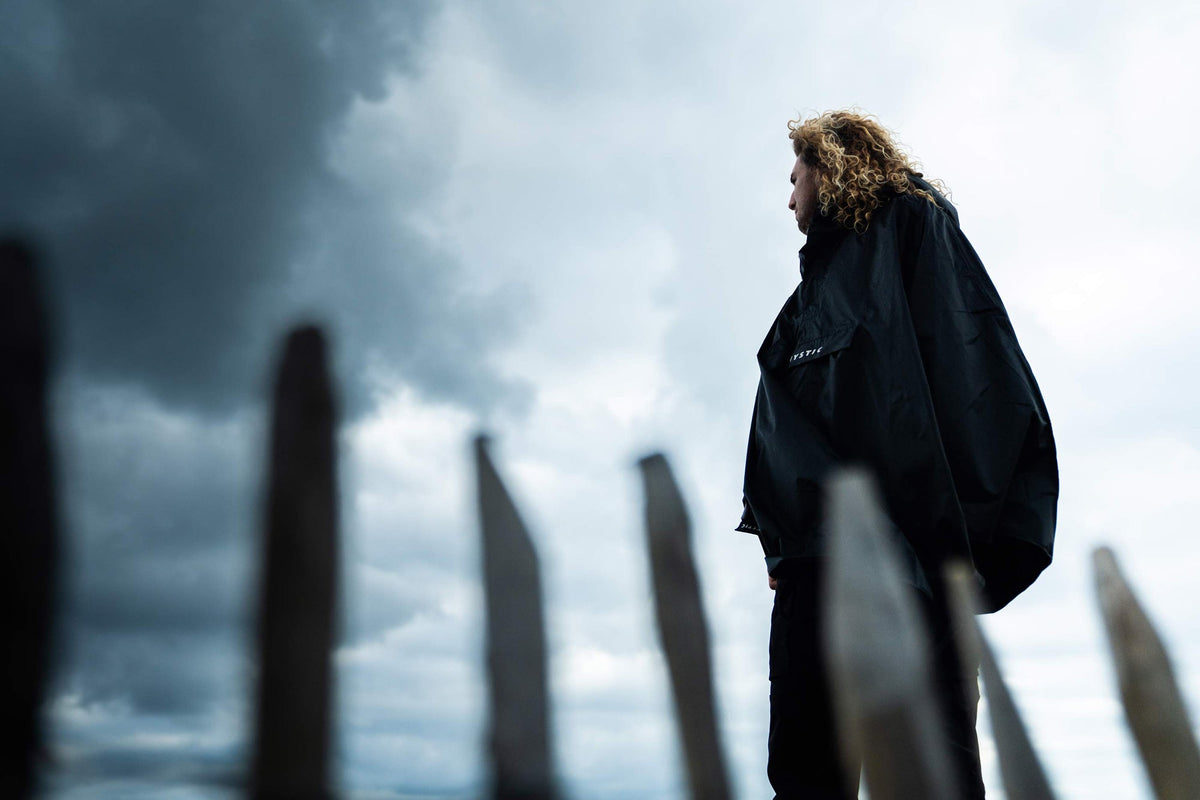Mystic Rain Poncho gedragen buiten
