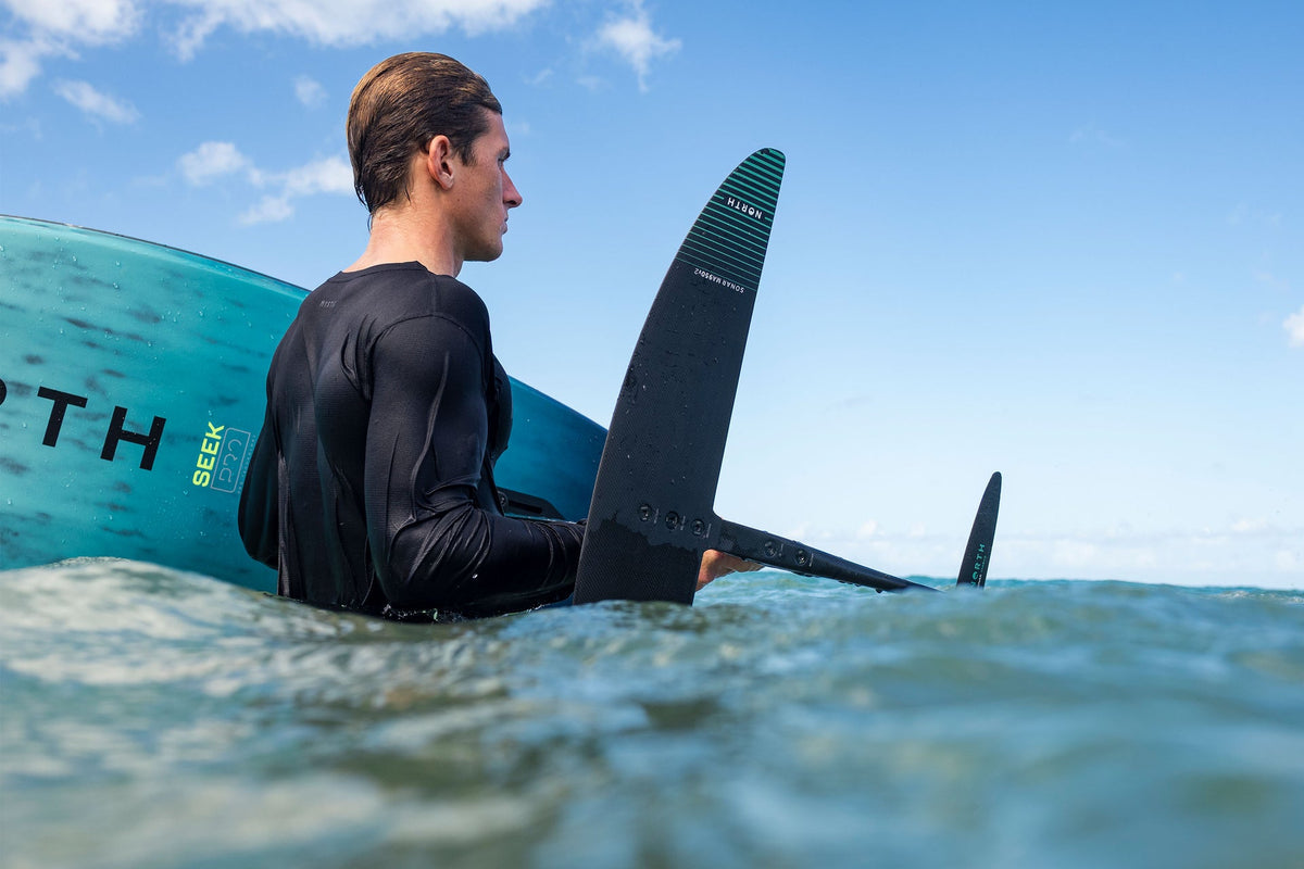 Rijder in het water met de North Sonar MA950v2 front wing op zijn foilboard