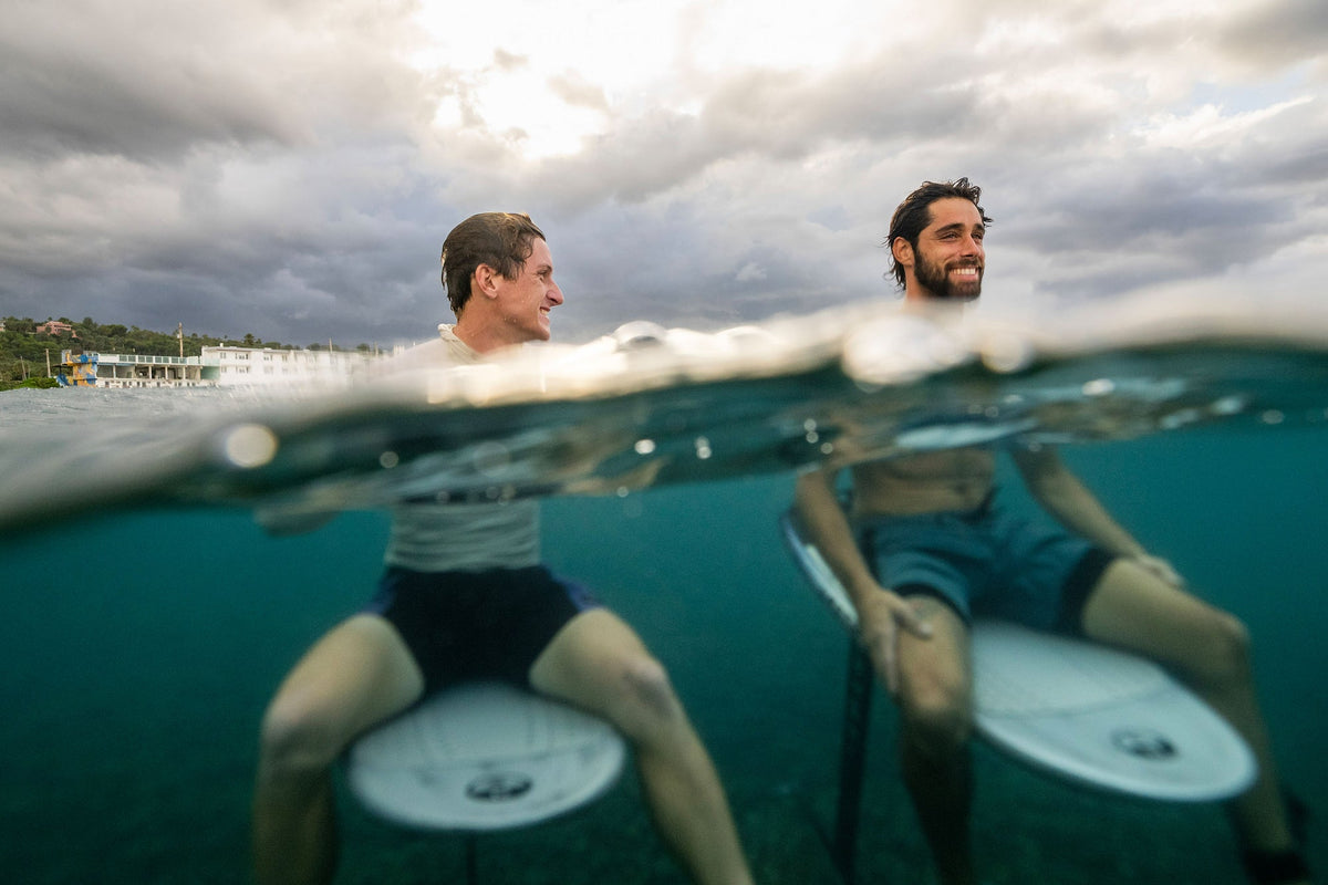 Foilsurfers wachten op een golf op de North Vert prone boards