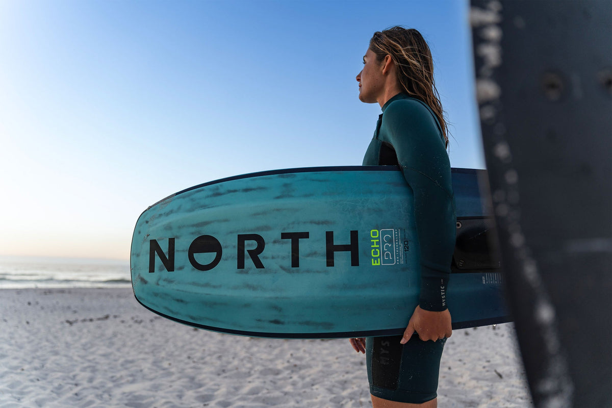 Rijder draagt de North Echo Pro 2026 over het strand