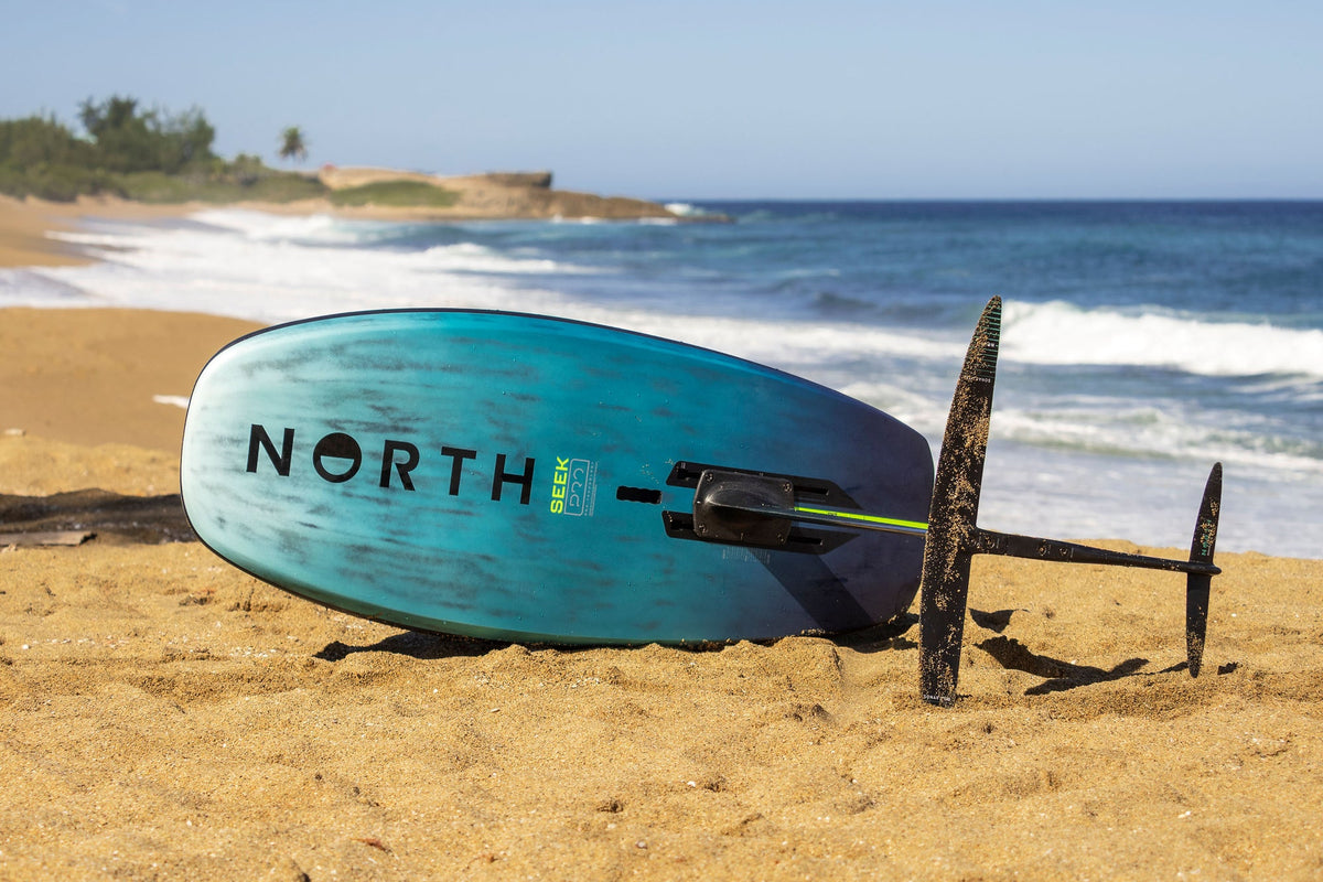 North Seek Pro 2026 met foil op het strand