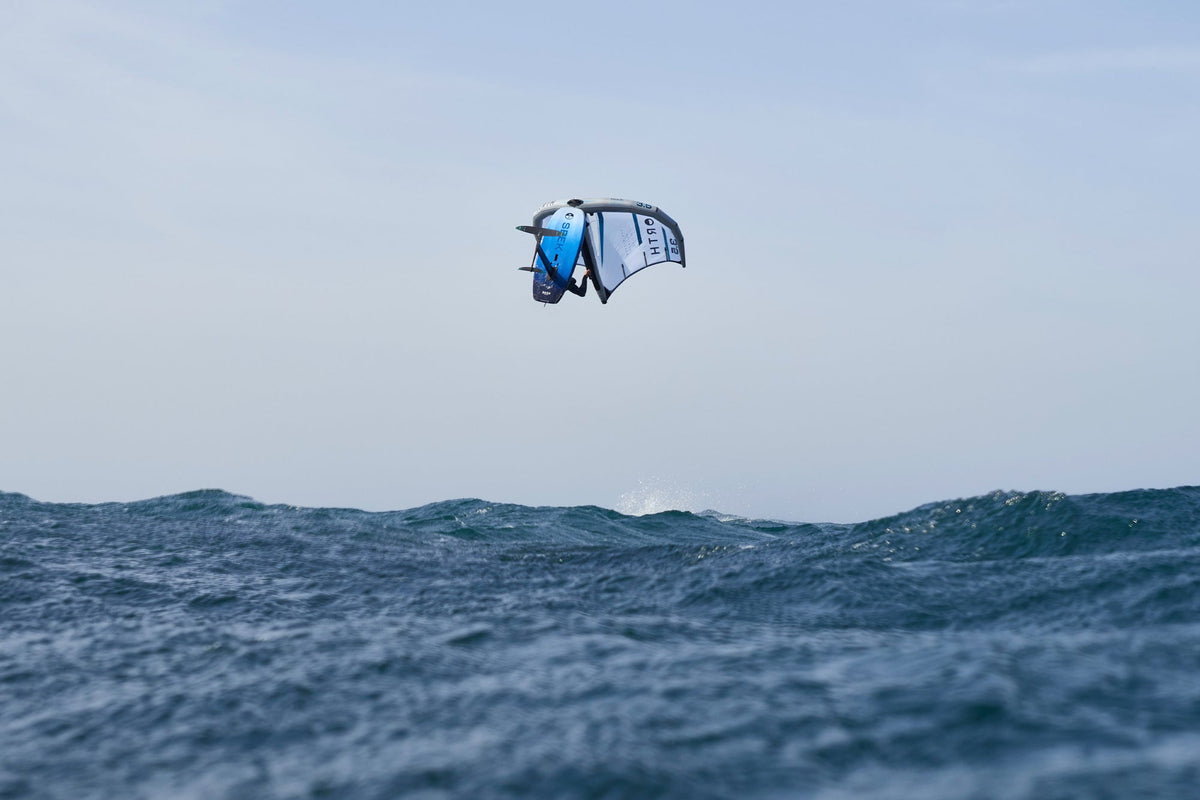 Sprong met de North Mode Pro wing 2026 hoog boven de golven