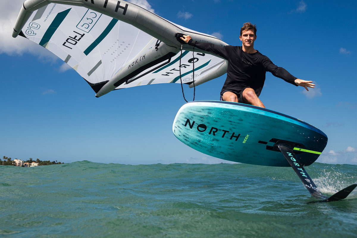 Rider op de foil met de North Loft Pro wing 2026 boven helder water