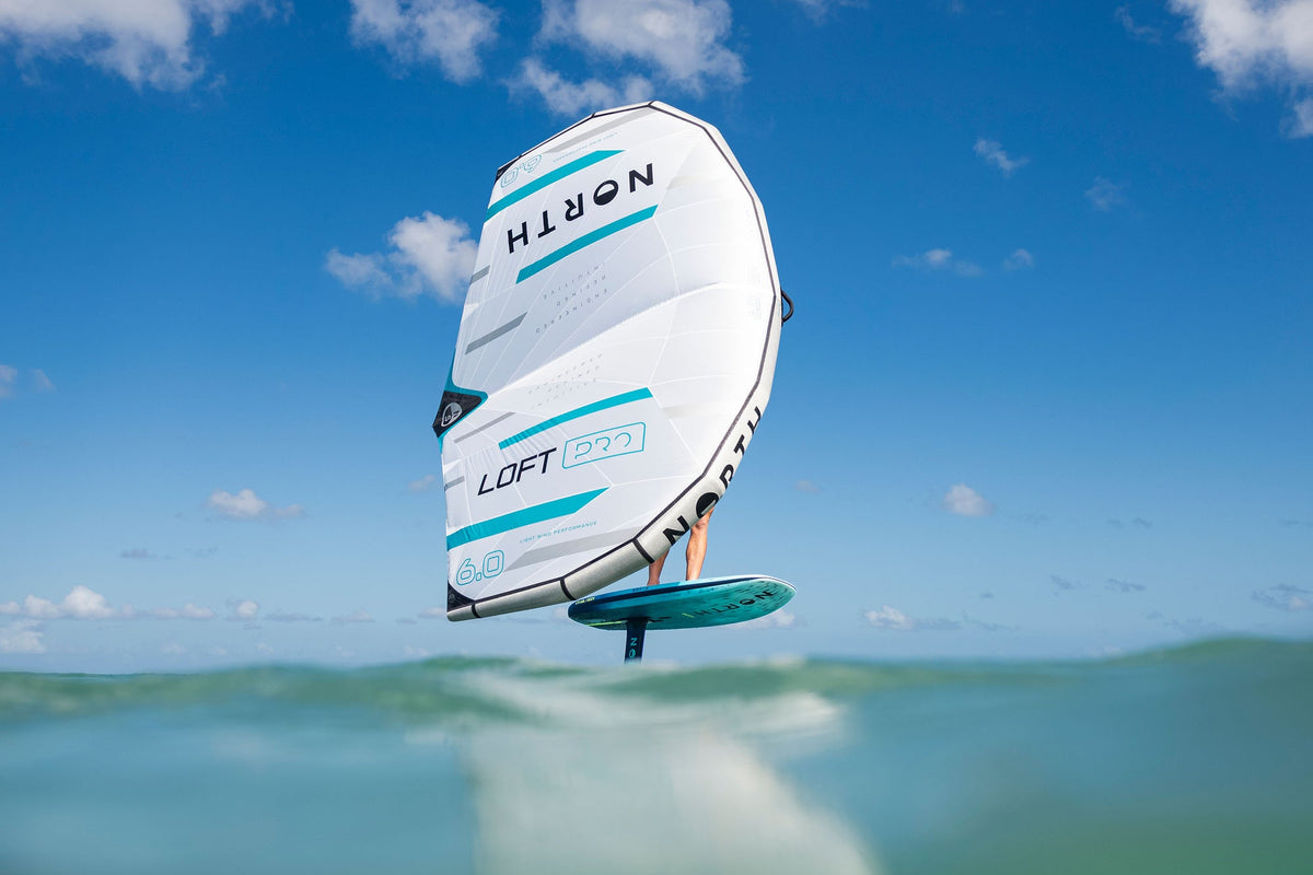 North Loft Pro wing 2026 in 6.0 op de foil bij lichte wind