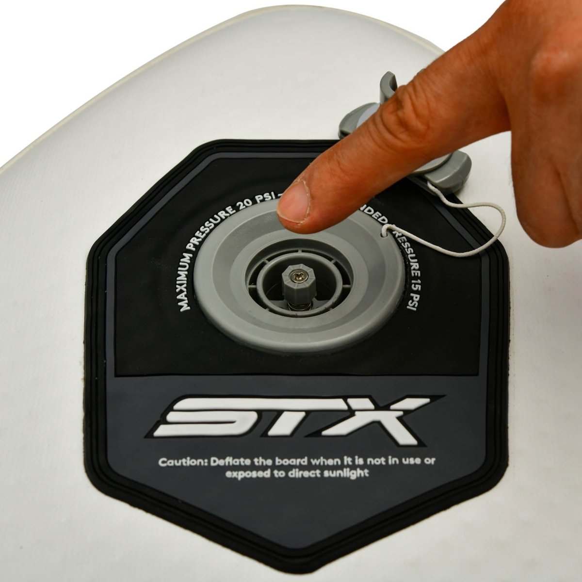 Close-up van de US finbox met vin op de STX iSup Cruiser 11'0