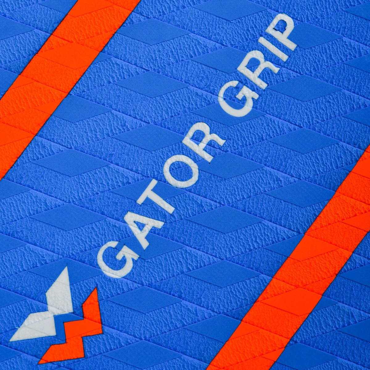 Detail van het blauwe Gator Grip deckpad van de STX iSup Cruiser