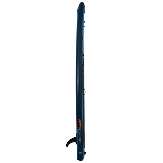 Zijkant van de STX iSup Tourer 12'0 met neusrocker en STX-vin