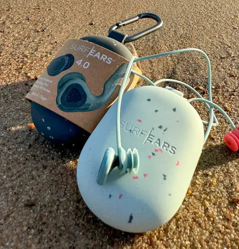 SurfEars 4.0 verpakking en opbergcase op het strand