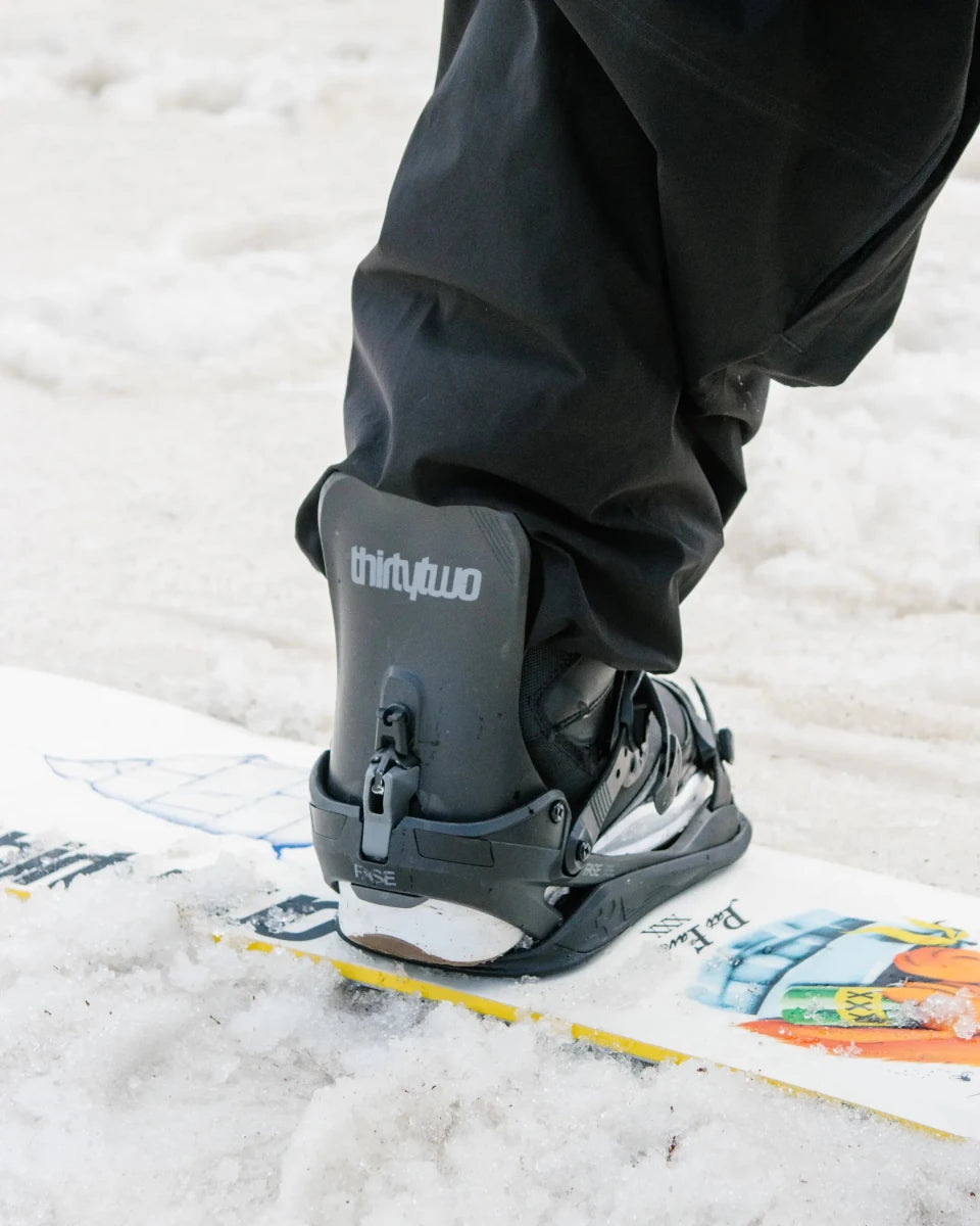 ThirtyTwo Basin Fase, binding op een board in de sneeuw met de voet erin