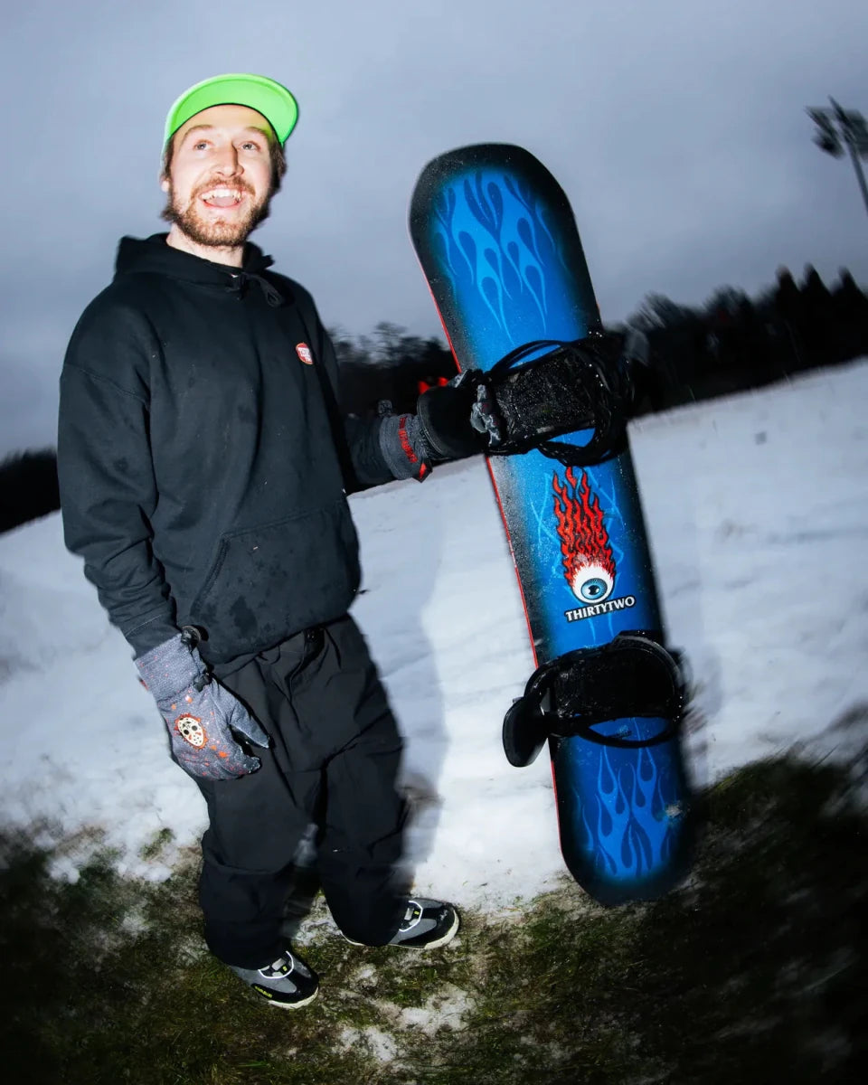 ThirtyTwo Cold World blauw-wit, rider met board in de sneeuw
