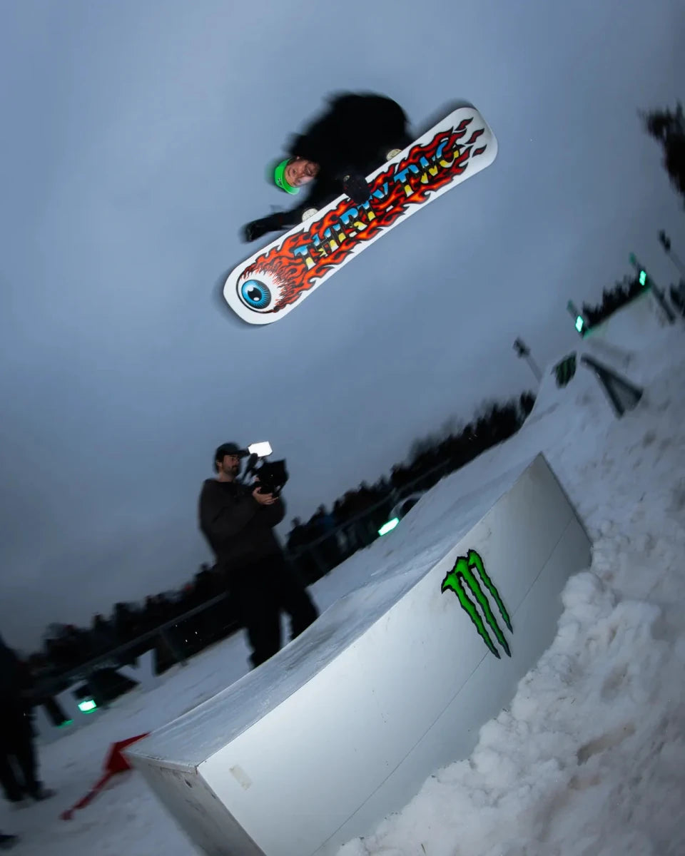 ThirtyTwo Cold World blauw-wit, rider springt over een box