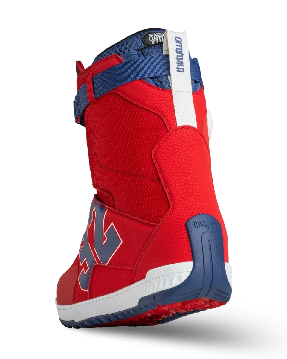 ThirtyTwo Lashed XLT DB rood-blauw, driekwart aanzicht van achter