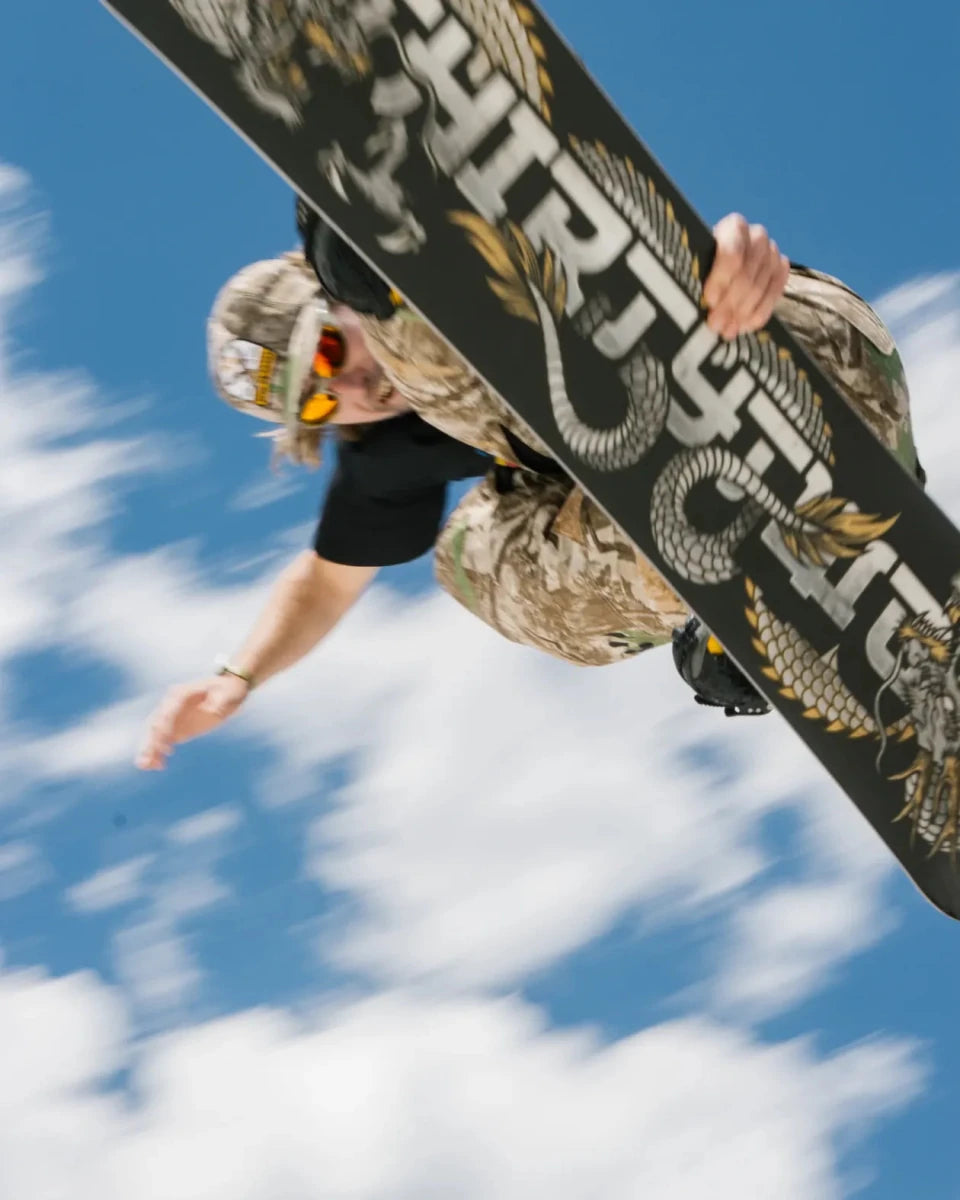 ThirtyTwo T32M Carbon wit-zwart, rider in de lucht, base naar de camera