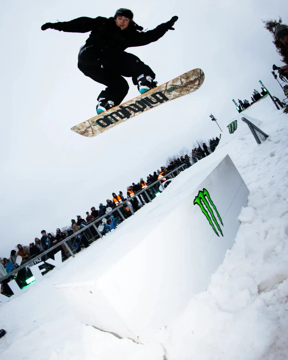 ThirtyTwo T32M zwart-wit, rider springt over een box in het snowpark