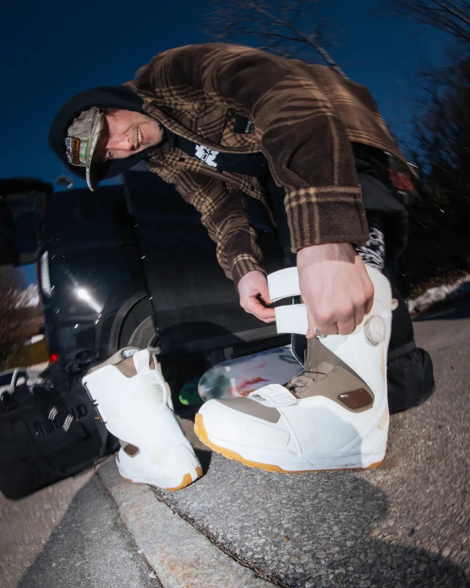 ThirtyTwo TM-1 ZB1 BOA gebroken wit, rider pakt de schoenen bij de auto