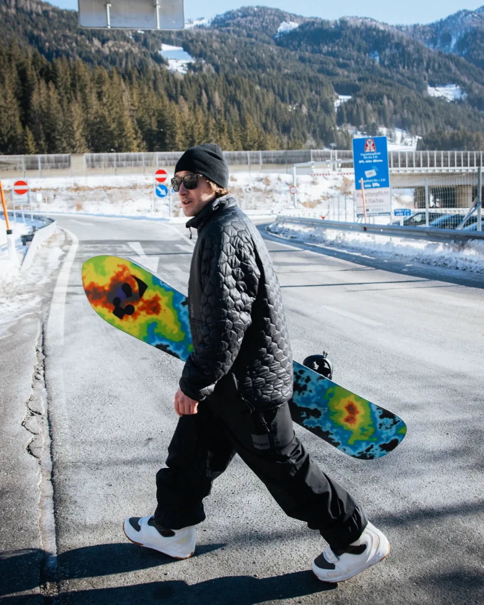 ThirtyTwo TM-1 ZB1 BOA, rider loopt met zijn board langs de weg
