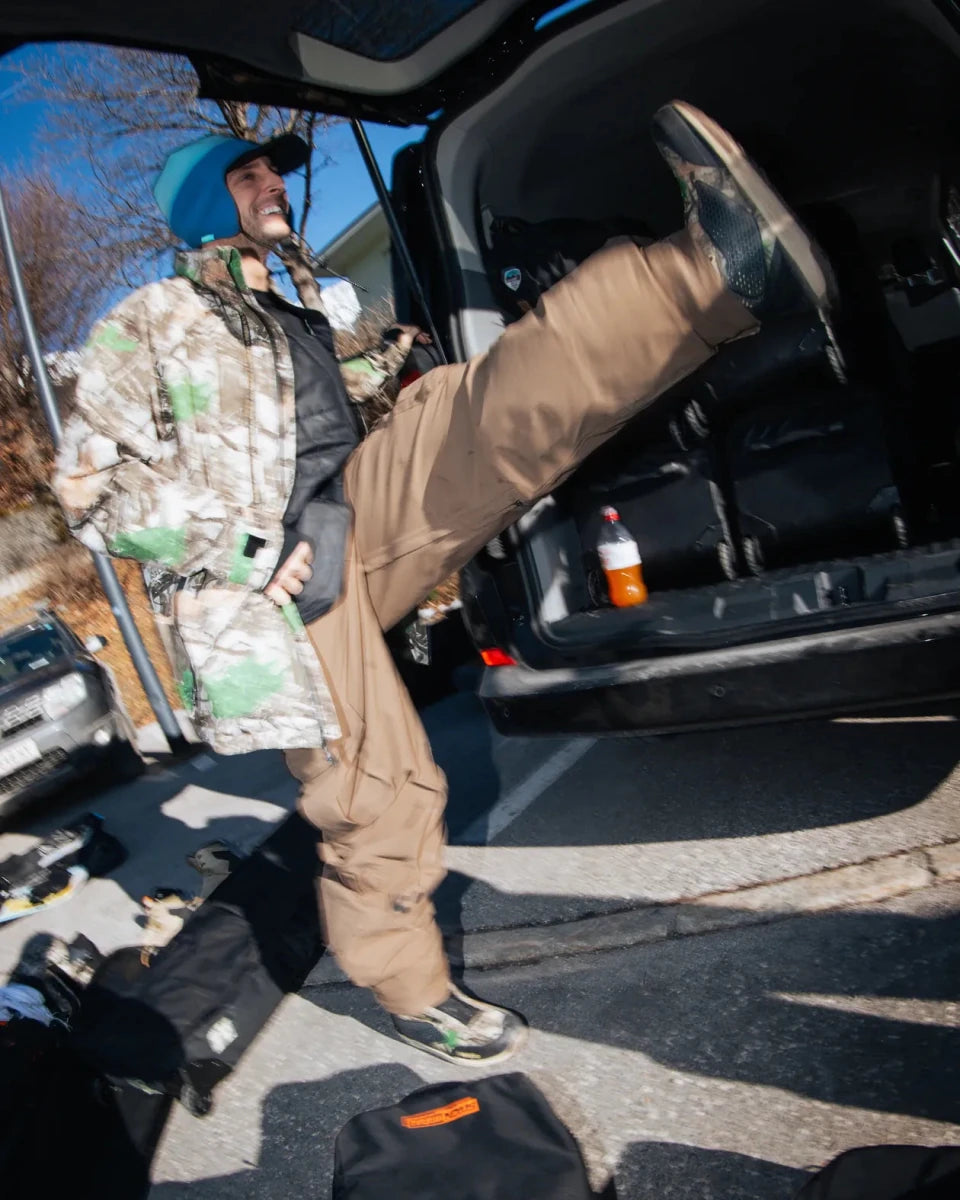 ThirtyTwo TM-2 DB Stevens camouflage, rider trekt de schoen aan bij de auto