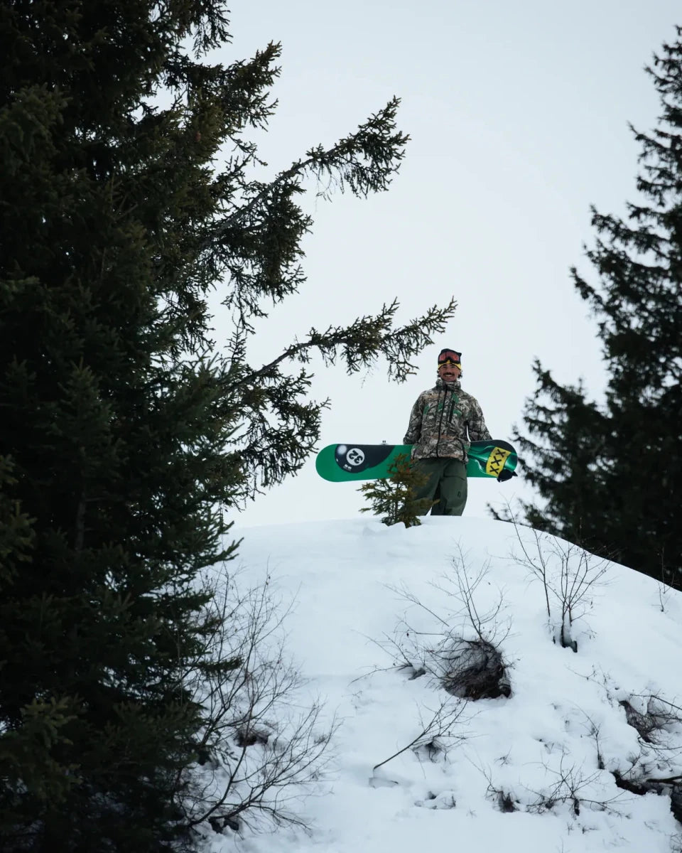 ThirtyTwo XXX Fava Pro wit-groen, rider met board op een heuvel
