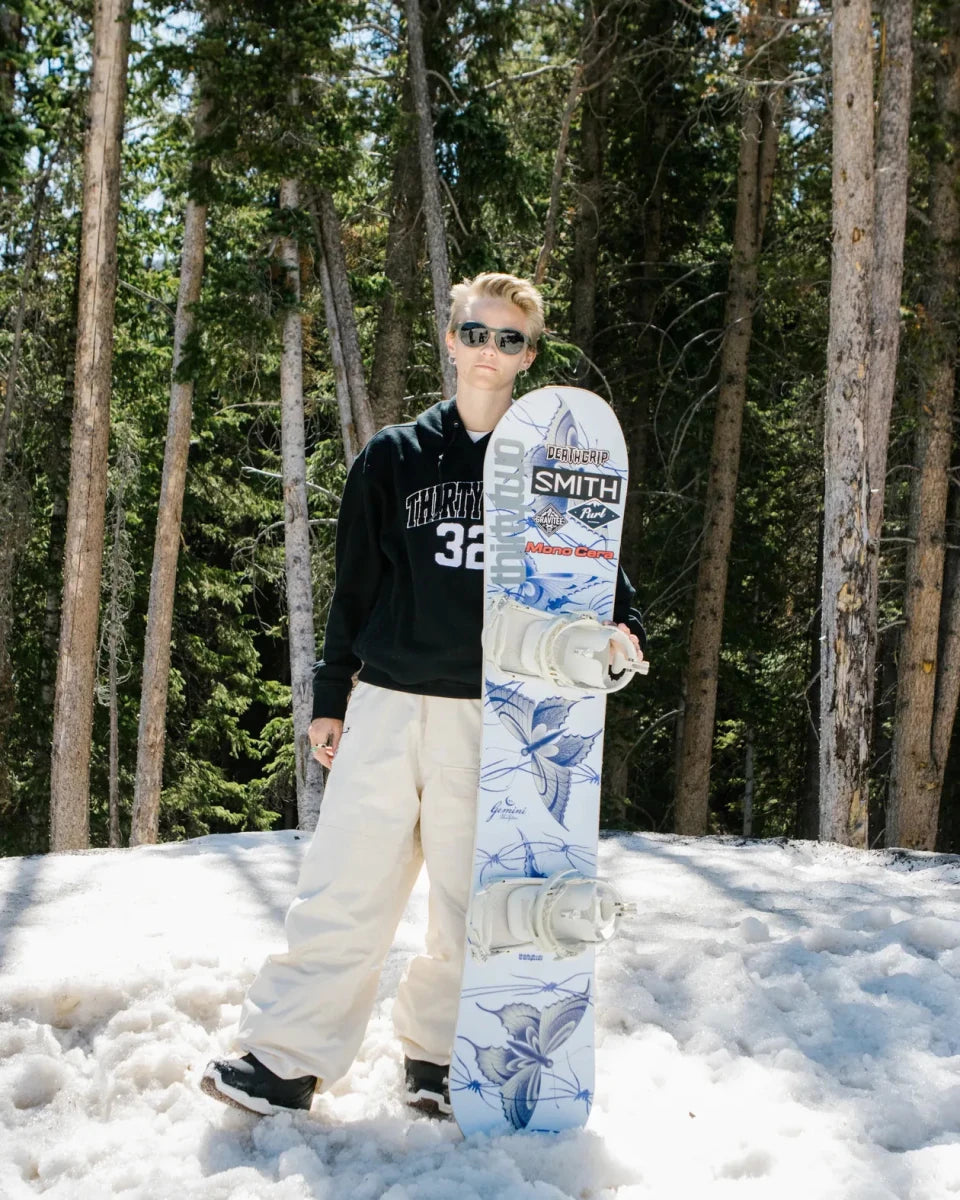 ThirtyTwo Gemini wit-blauw, rider met board tussen de bomen