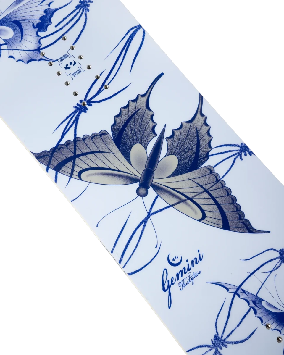ThirtyTwo Gemini wit-blauw, detail topsheet met modelnaam