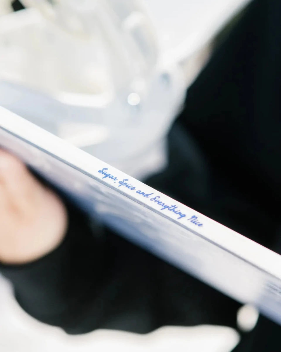 ThirtyTwo Gemini wit-blauw, rider houdt het board vast, detail van de rand